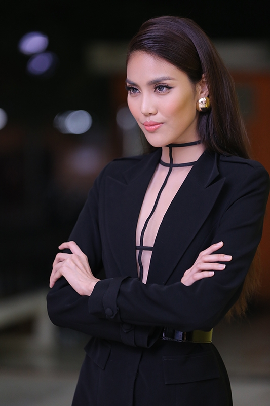 Lan Khuê mặc váy cắt xẻ táo bạo trở lại ghế nóng - Ảnh 5.
