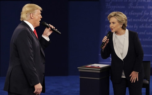 ba clinton noi rong khoang cach voi ong trump truoc be boi thu dien tu hinh 1