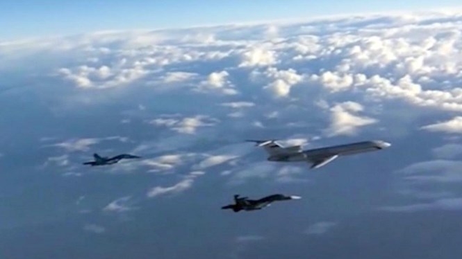 Hai máy bay Su-34 hộ tống máy bay vận tải Tu-154 của Nga trên đường từ căn cứ Hmeymim ở Syria về nước, tháng 3.2016 /// AFP
