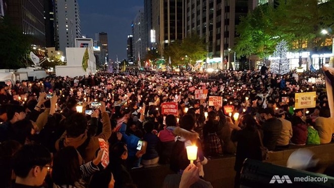 Hang nghin nguoi Han Quoc thap nen bieu tinh giua Seoul hinh anh 1