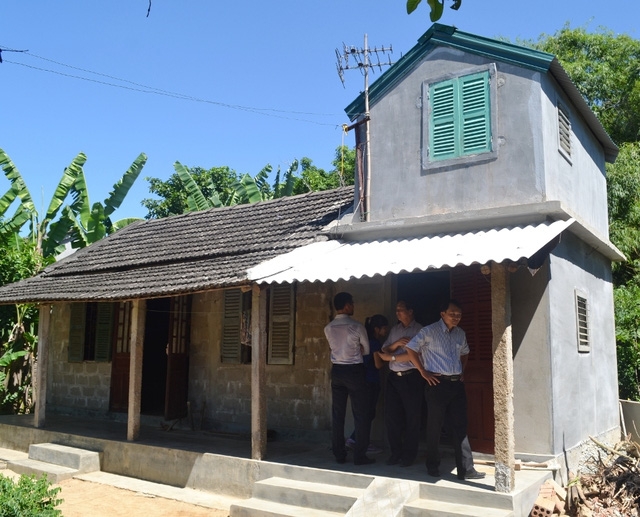 1 nhà phòng chống bão lụt nhỏ được làm thêm sát nhà cũ