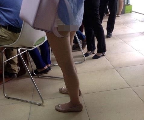 Mac quan 5 cm ra duong, nguoi tre quan niem sai ve cai dep hinh anh 1