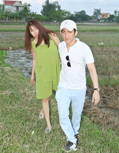 phi-thanh-van-cung-chong-con-lan-loi-ve-mien-trung-trao-qua-1