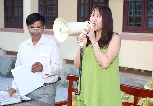 phi-thanh-van-cung-chong-con-lan-loi-ve-mien-trung-trao-qua-2