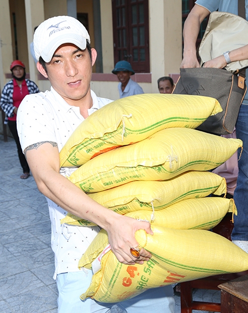 phi-thanh-van-cung-chong-con-lan-loi-ve-mien-trung-trao-qua-3