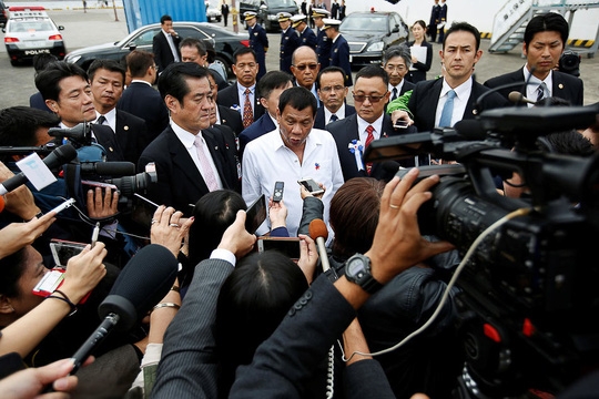  Ông Duterte tại căn cứ của cảnh sát biển Nhật Bản ở Yokohama. Ảnh: REUTERS 