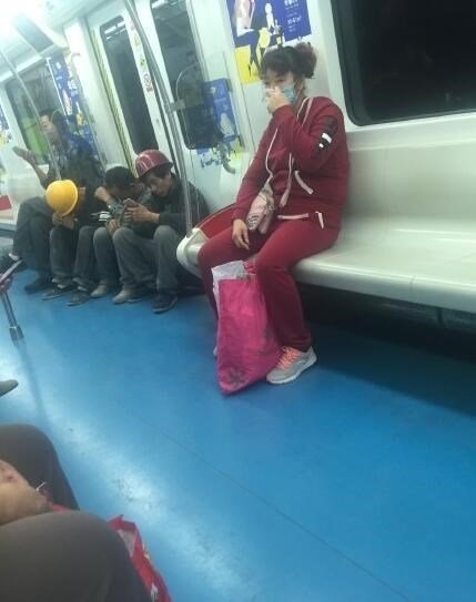 Buc anh doi giay ban truoc cay ATM gay xuc dong manh hinh anh 2
