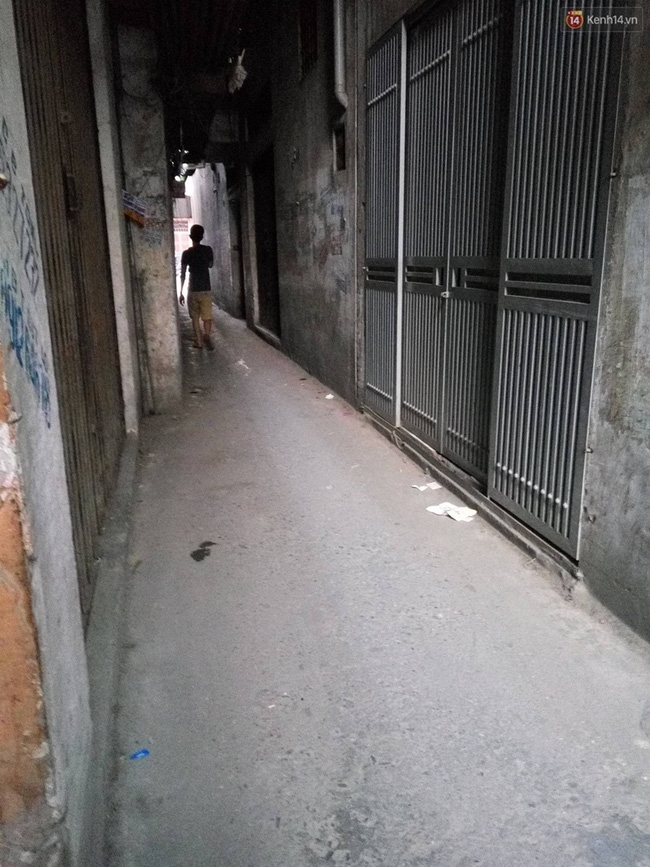 Hà Nội: Camera ghi lại cảnh kẻ biến thái tự sướng rồi sàm sỡ cô gái trẻ trong hẻm tối - Ảnh 4.