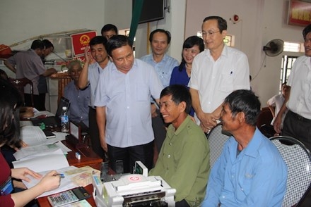 Bí thư Tỉnh ủy Hà Tĩnh Lê Đình Sơn động viên người dân vượt khó vươn lên, tiếp tục bám biển và sử dụng số tiền được đền bù hợp lý.