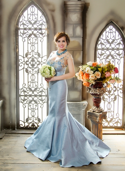 Người đẹp quý bà Kim Hồng
