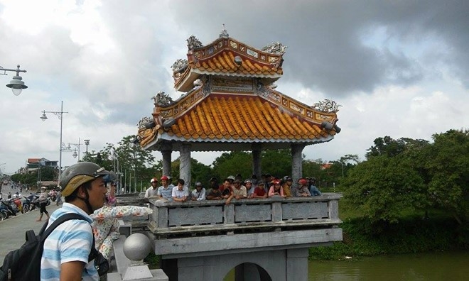 Cha bat luc nhin con trai lao xuong song Huong tu tu hinh anh 1