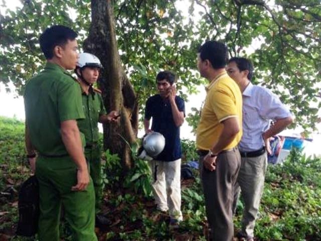 Cha bat luc nhin con trai lao xuong song Huong tu tu hinh anh 2