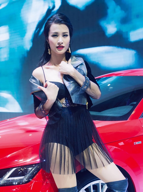 Đông Nhi táo bạo khoe nội y trước hàng trăm khán giả - 2