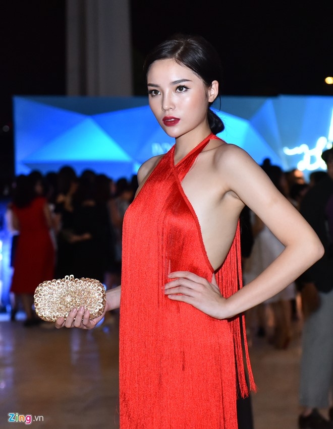 Hoa hau Ky Duyen mac noi bat di xem thoi trang hinh anh 2