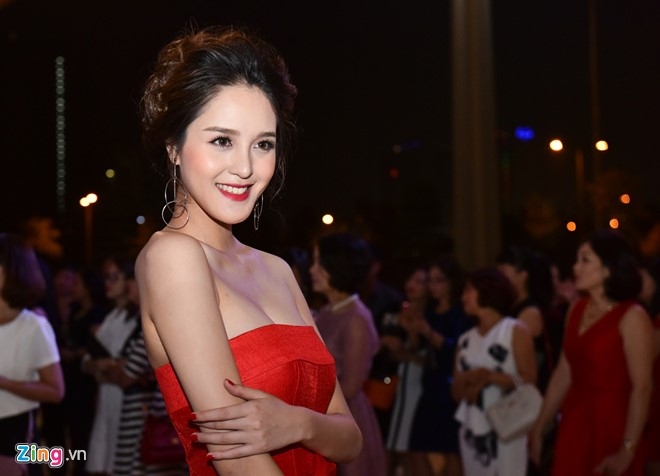 Hoa hau Ky Duyen mac noi bat di xem thoi trang hinh anh 8