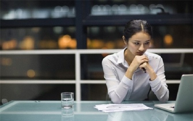công sở, công sở chơi xấu, góc công sở, đồng nghiệp, máy ghi âm