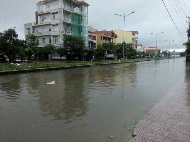  Mưa lớn đã khiến nhiều tuyến đường tại TP Đồng Hới bị ngập (Ảnh Tiến Thành) 