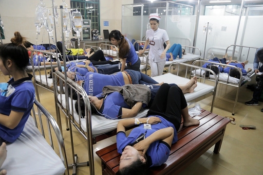  Quá đông người đượ cấp cứu nên phải nằm giường đôi 