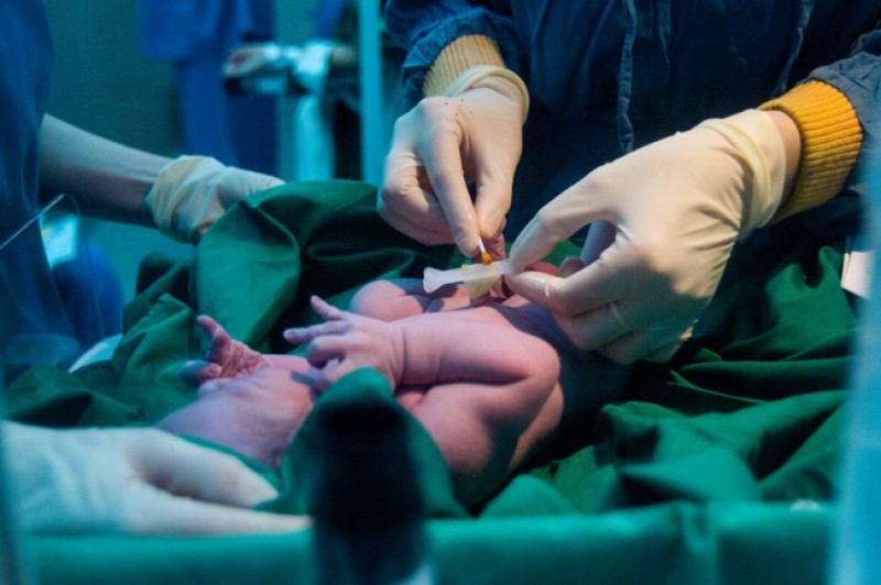 Kết quả hình ảnh cho Bác sĩ mổ đẻ làm gãy chân bé sơ sinh