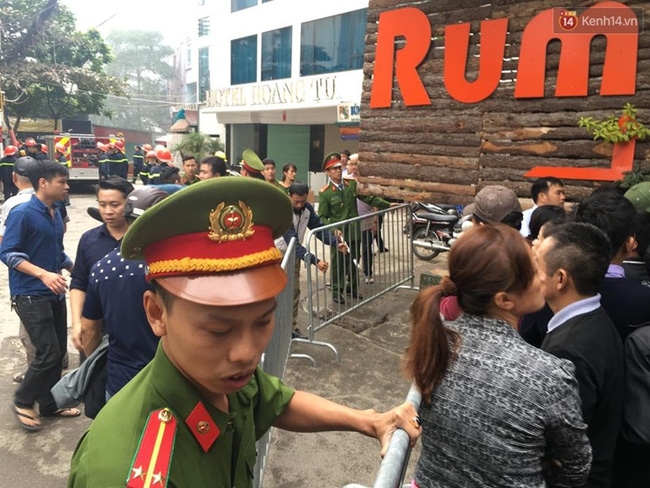 Hà Nội: Hỏa hoạn thiêu rụi nhiều quán karaoke trên đường Trần Thái Tông - Ảnh 1.