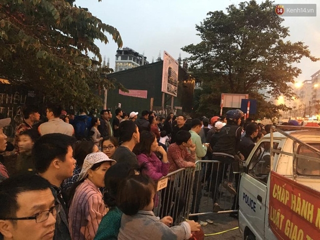 Hà Nội: Hỏa hoạn thiêu rụi nhiều quán karaoke trên đường Trần Thái Tông - Ảnh 1.