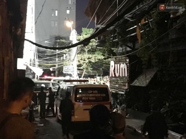 Nghi có nhiều người mắc kẹt trong đám cháy ở Hà Nội - Ảnh 1.