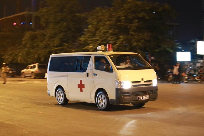 Thi thể nạn nhân trong vụ cháy ở Hà Nội đang được đưa ra ngoài - Ảnh 1.