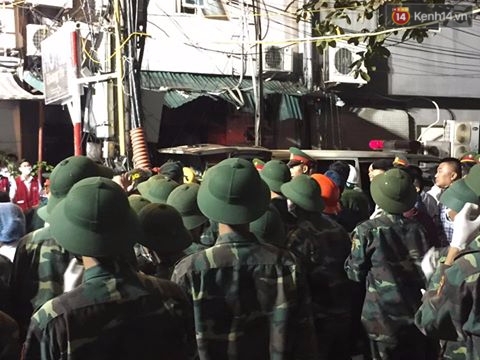 Nghi có nhiều người mắc kẹt trong đám cháy ở Hà Nội - Ảnh 1.