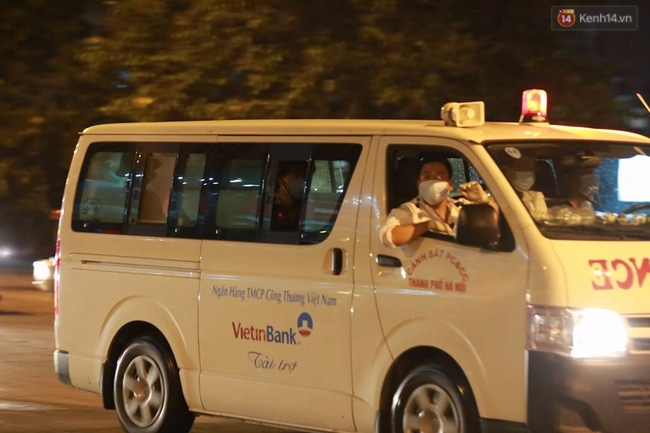 Nghi có nhiều người mắc kẹt trong đám cháy ở Hà Nội - Ảnh 2.