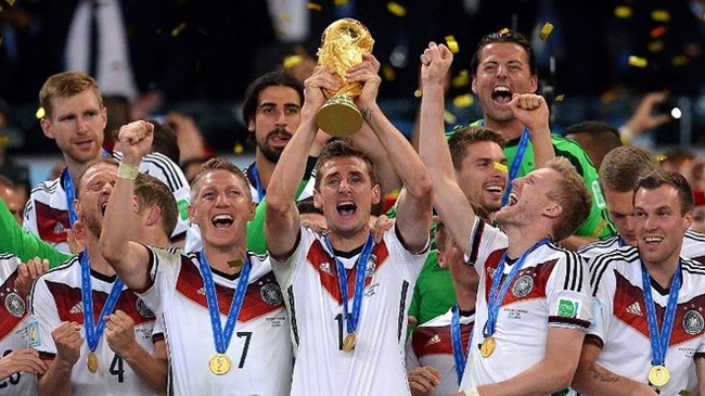 Chân sút vĩ đại nhất lịch sử World Cup chính thức treo giày ở tuổi 38 - Ảnh 2.
