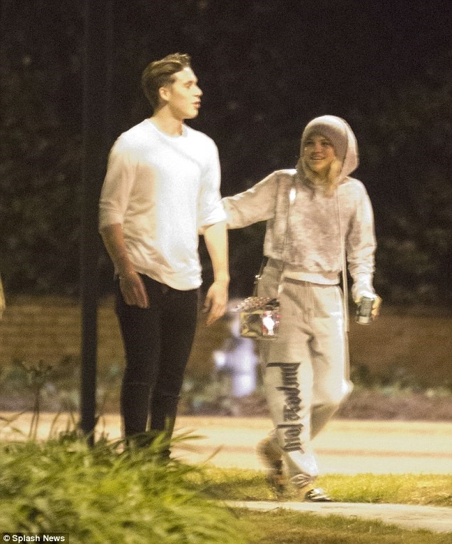Con trai Beckham hen ho ban gai cu cua Justin Bieber hinh anh 1