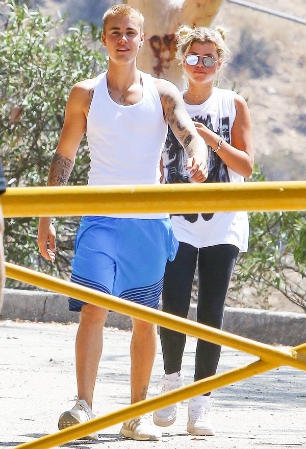 Con trai Beckham hen ho ban gai cu cua Justin Bieber hinh anh 2