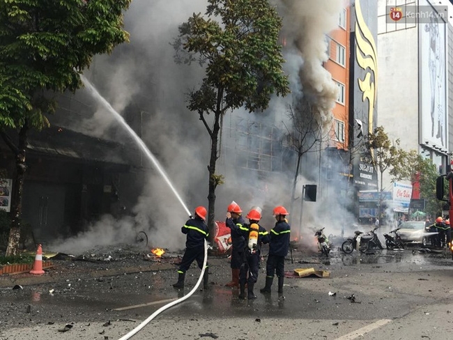 Hà Nội: Đang cháy rất lớn trên phố Trần Thái Tông - Ảnh 5.