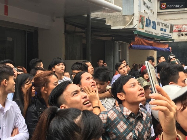 Hà Nội: Đang cháy rất lớn trên phố Trần Thái Tông - Ảnh 2.