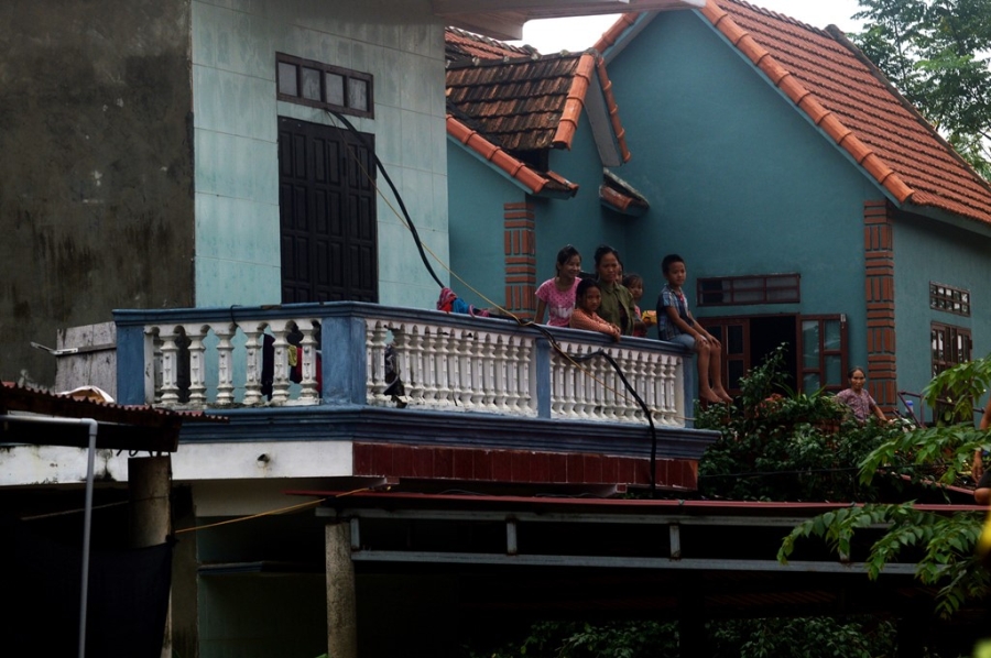 Lu len tren 3 m o Quang Binh, nguoi dan phai leo mai nha hinh anh 6