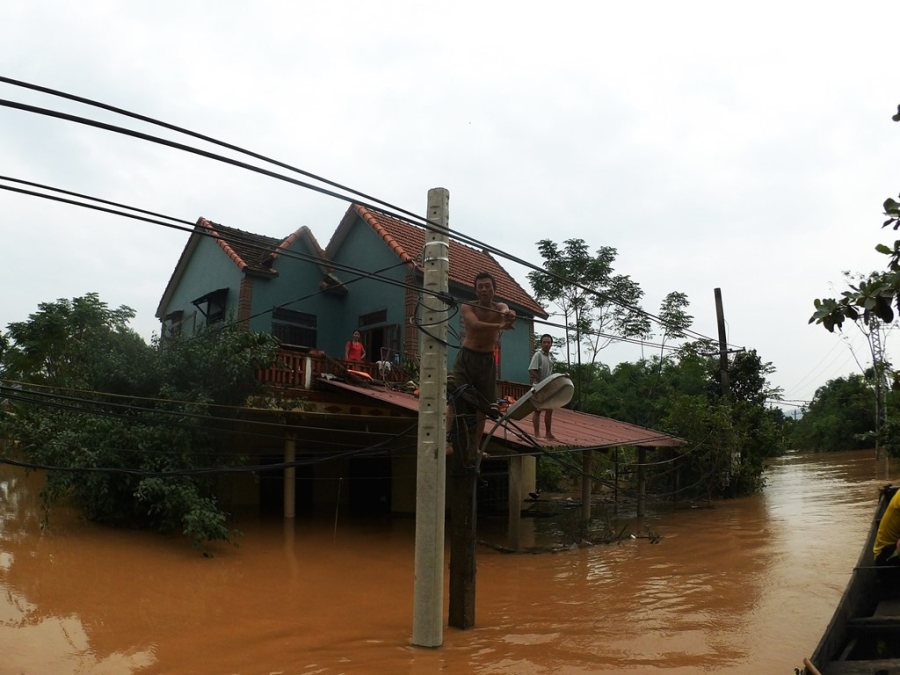 Lu len tren 3 m o Quang Binh, nguoi dan phai leo mai nha hinh anh 8