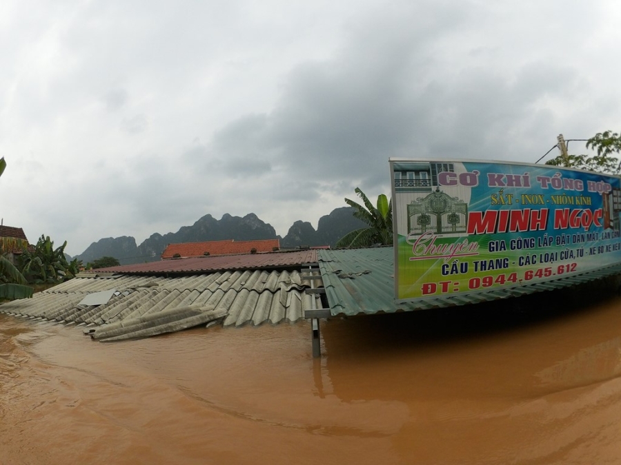 Lu len tren 3 m o Quang Binh, nguoi dan phai leo mai nha hinh anh 9