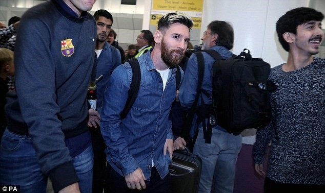 Messi cung dan sao Barca sanh dieu do bo san bay Manchester hinh anh 7