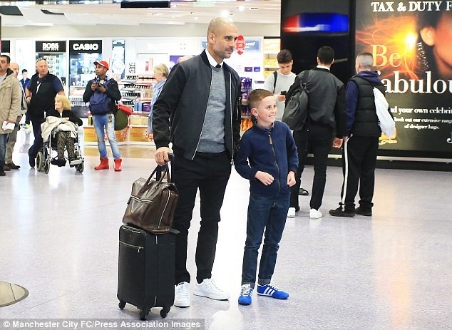 Messi cung dan sao Barca sanh dieu do bo san bay Manchester hinh anh 11