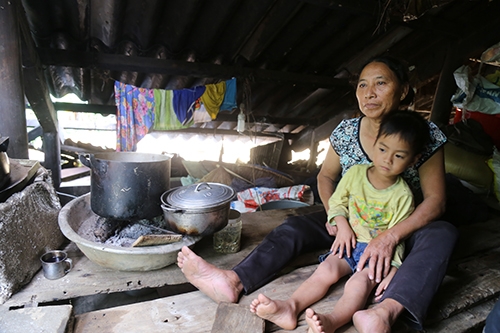 nhieu-nguoi-quang-binh-an-com-trang-mi-tom-song-tren-mai-nha