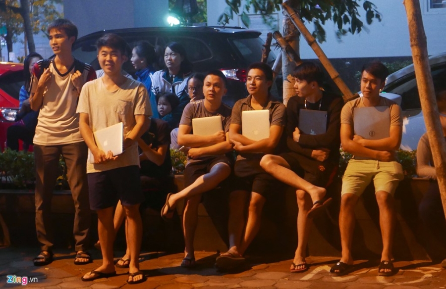 Om Macbook thao chay trong vu chay chung cu nua dem hinh anh 2