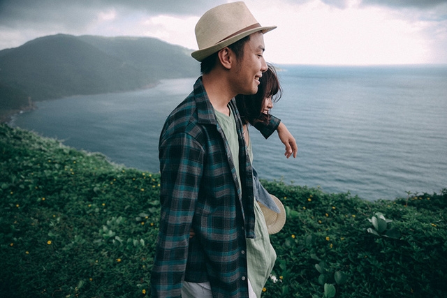 Bộ ảnh có tên “Love in Đà Nẵng”, do nhiếp ảnh Hồng Nguyễn thực hiện, cùng với hai người mẫu là cặp đôi Trang và Huy.