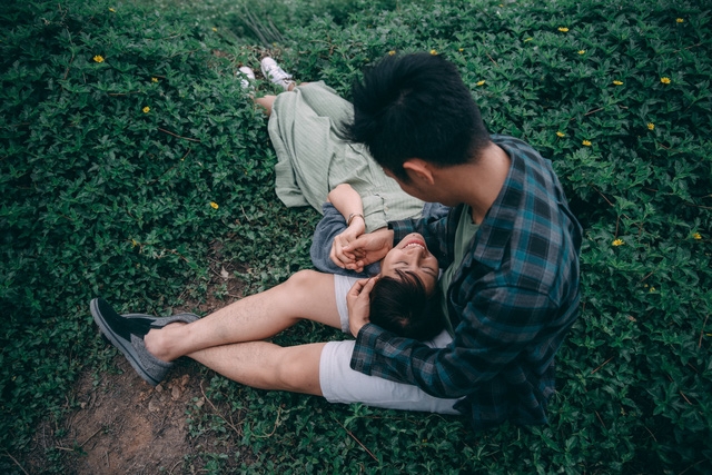 Tác giả bộ ảnh, anh Hồng Nguyễn chia sẻ: “Cái mình hướng đến là sự tự nhiên của các cặp đôi, là tình yêu, hành động thật của họ. Mình có một ngày đi chơi cùng họ và bám sát ghi lại những khoảnh khắc đó.