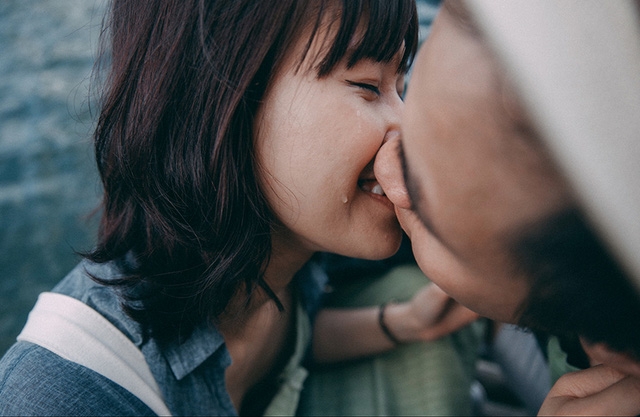 Trong bộ ảnh này, bức ảnh cô gái rơi nước mắt trong khi đang hôn người yêu được nhiều người chú ý. Trả lời về bức ảnh này, nhiếp ảnh cho biết tình huống lúc đó rất bất ngờ. Chị Trang đột nhiên bị khó chịu ở mắt, do bụi hoặc phấn hoa rơi vào. Vậy mà tạo nên một khoảnh khắc ấn tượng giống như người con gái hạnh phúc trong tình yêu.