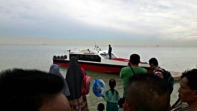 Một tàu cao tốc trong đội tàu cứu chuẩn bị tìm kiếm các nạn nhân /// Jakarta Post