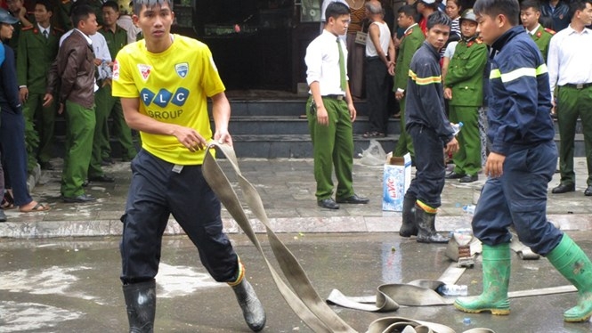 Lực lượng cứu hỏa tổ chức dập lửa tại tiệm vàng Vĩnh Hòa /// Ảnh Minh Hải