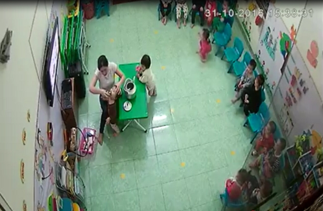 Hà Nội: Cô giáo liên tiếp đổ sữa vào miệng, đá vào người khi trẻ đang ngủ - Ảnh 1