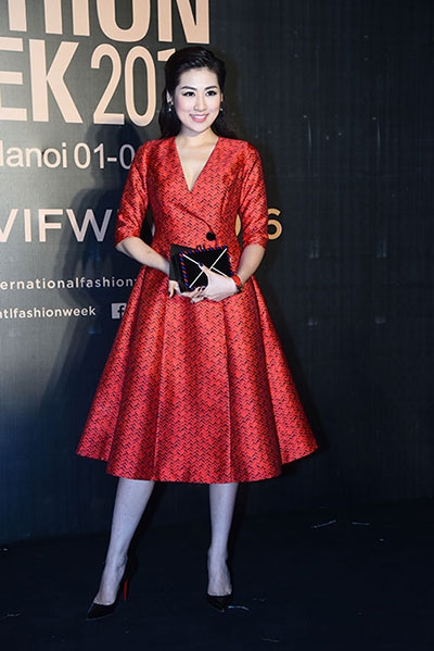 hoa-hau-do-my-linh-dien-mot-corset-len-tham-do-tuan-thoi-trang-3