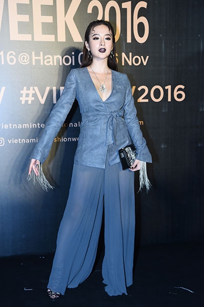 Angela Phương Trinh theo đuổi mốt son thâm với trang phục của Công Trí.