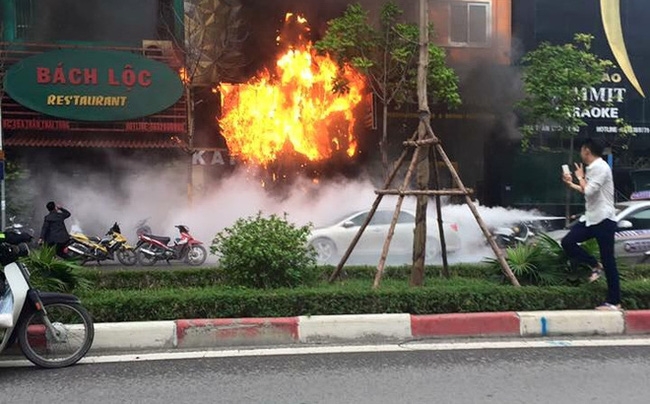 Nam thanh niên chụp ảnh tự sướng trước đám cháy trên đường Trần Thái Tông gây bức xúc - Ảnh 1.